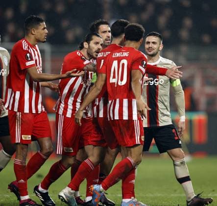 BERLIN - Dusan Tadic of Ajax (R) with FC Union Berlin players during the UEFA Europa league play-off match between FC Union Berlin and Ajax Amsterdam and at Stadion An der Alten Forsterei on February 23, 2023 in Berlin, Germany. ANP MAURICE VAN STONE 1. FC Union Berlin v AFC Ajax: Knockout Round Play-Off Leg Two - UEFA Europa League 2022 2023 xVIxANPxSportx xxANPxIVx 463463405 originalFilename: 463463405.jpg