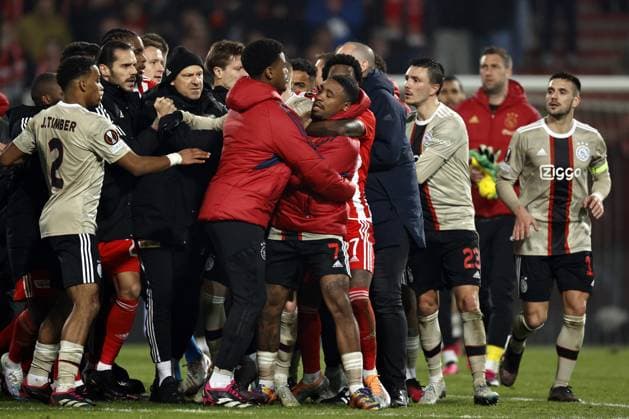 BERLIN - Steven Bergwijn of Ajax, Sheraldo Becker of 1. FC Union Berlin, Ajax coach John Heitinga during the UEFA Europa league play-off match between FC Union Berlin and Ajax Amsterdam and at Stadion An der Alten Forsterei on February 23, 2023 in Berlin, Germany. ANP MAURICE VAN STONE 1. FC Union Berlin v AFC Ajax: Knockout Round Play-Off Leg Two - UEFA Europa League 2022 2023 xVIxANPxSportx xxANPxIVx 463463765 originalFilename: 463463765.jpg