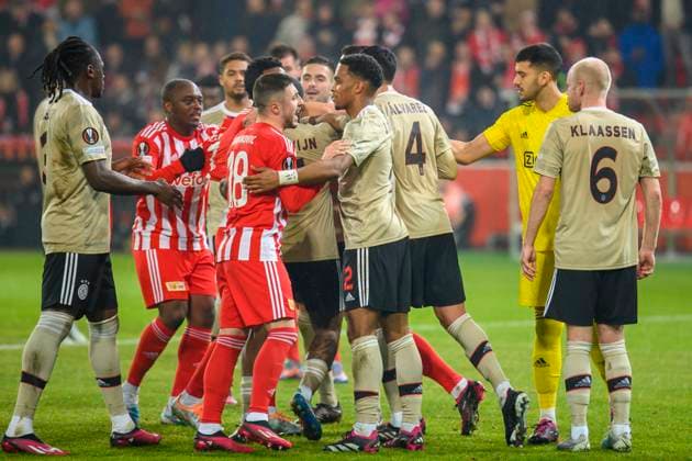 Unrest on the pitch after the penalty decision, v l Calvin Bassey Ajax Amsterdam, 03 , Jerome Roussillon 1 FC Union Berlin, 26 , Josip Juranovic 1 FC Union Berlin, 18 , Jurrien Timber Ajax Amsterdam, 02 , Edson Alvarez Ajax Amsterdam, 04 , Geronimo Rulli Ajax Amsterdam, 12 , Davy Klaassen Ajax Amsterdam, 06 , GER, 1 FC Union Berlin vs AFC Ajax Amsterdam, UEFA Europa League , Rematch, Season Match 2022 2023, 23 02 2023, DFL REGULATES PROHIBIT ANY USE OF PHOTOGRAPHS AS IMAGE SEQUENCES AND OR QUASI VIDEO, GER, Berlin, 1 FC Union Berlin vs Ajax Amsterdam, UEFA Europa League , Rematch, Season Match 2022 2023, 23 02 2023, fcuafc, afc, Berlin Copyright: xUwexKoch Eibner-Pressefotox EP_UKH