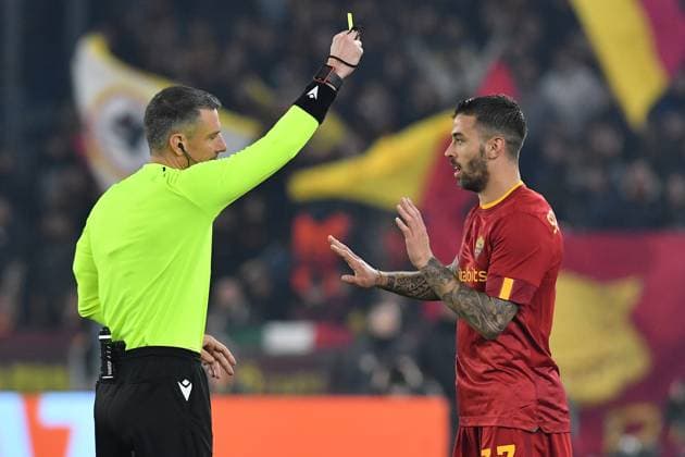 Soccer, Europa League match AS Roma v FC Salzburg Referee Slavko Vincic shows the yellow card to Leonardo Spinazzola of AS Roma during the Uefa Europa League match AS Roma v FC Salzburg at Olimpico stadium in Rome, Italy, 23rd February 2023. Imago-Images Emmefoto Copyright: xImago-Images Emmefotox