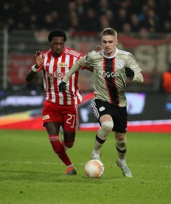 Sheraldo Becker, Kenneth Taylor duel match scene action sports soccer soccer UEL UEFA Europa League men season 2022 2023 23 02 2023 1 FC Union Berlin FCU vs Ajax Amsterdam DFL regulations prohibit any use of photographs as image sequences and or quasi video