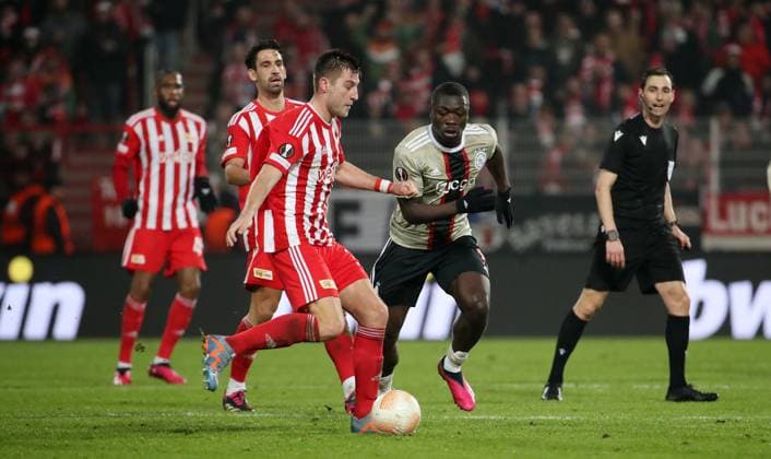 Robin Knoche, Brian Brobbey, referee Carlos Del Cerro Grande ESP duel match scene action sports football soccer UEL UEFA Europa League men season 2022 2023 23 02 2023 1 FC Union Berlin FCU vs Ajax Amsterdam DFL regulations prohibit any use of photographs as image sequences and or quasi video