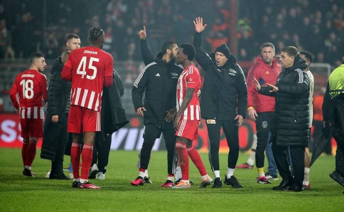 Zoff Rudelbildung nach Spielende, Jordan Siebatcheu, Co Trainer Markus Hoffmann und Sportdirektor Manager Oliver Ruhnert beruhigen Sheraldo Becker Sport Fußball UEL UEFA Europa League Herren Saison 2022 2023 23 02 2023 1 FC Union Berlin FCU vs Ajax Amsterdam DFL regulations prohibit any use of photographs as image sequences and or quasi video