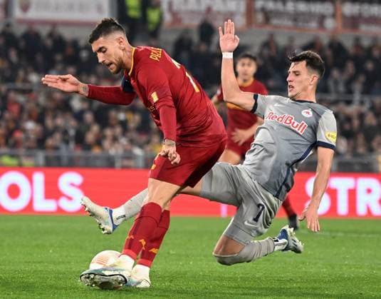 (230224) -- ROME, Feb. 24, 2023 -- Roma s Lorenzo Pellegrini (L) vies with Salzburg s Nicolas Capaldo during the Europa League play-off second leg match between Roma and Salzburg in Rome, Italy, Feb. 23, 2023. (Photo by Xinhua) (SP)ITALY-ROME-EUROPA LEAGUE PLAY-OFF-ROMA VS SALZBURG AugustoxCasasoli 
