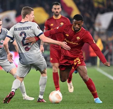 (230224) -- ROME, Feb. 24, 2023 -- Roma s Georginio Wijnaldum (R) vies with Salzburg s Ignace Van Der Brempt during the Europa League play-off second leg match between Roma and Salzburg in Rome, Italy, Feb. 23, 2023. (Photo by Xinhua) (SP)ITALY-ROME-EUROPA LEAGUE PLAY-OFF-ROMA VS SALZBURG AugustoxCasasoli 