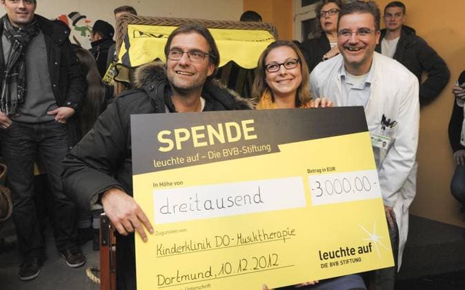 BVB Kinderklinik *** NUR FÜR REDAKTIONELLE ZWECKE *** EDITORIAL USE ONLY ***<p>Weihnachtsbesuch des BVB Borussia Dortmund am 10.12.2012 , wie jedes Jahr, in der Kinderklinik. Spendenübergabe an die Musiktherapie der Klinik. Foto v.l.: Trainer Jürgen Klopp, Martina Pohl (Musiktherapeutin) und Chefarzt Dr. Dominik Schneider. Deutschland Dortmund *** Borussia Children u0026 39;s Hospital *** only for editorial Purposes *** Editorial Use only *** P Christmas Visit the Borussia Borussia Dortmund at 10 12 2012 , Like each Year, in the Children u0026 39;s Hospital Donations surrender to The music therapy the Clinic Photo v l team manager Jürgen clop, Martina Pohl music therapist and Chief doctor Dr Dominic Schneider Germany Dortmund Copyright: docnrwhugopicture52829553 ,EDITORIAL USE ONLY