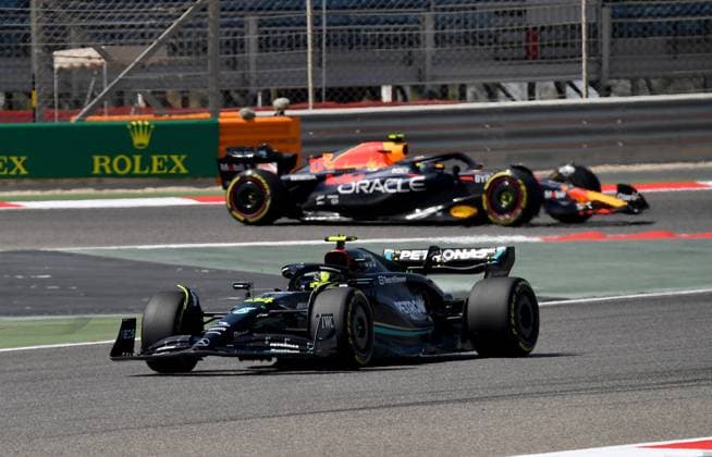 24 02 2023, Bahrain International Circuit, Sakhir, Formula 1 Test Drives in Bahrain 2023 , in the picture Lewis Hamilton GBR , Mercedes AMG Petronas Formula One Team, Sergio Perez MEX , Oracle Red Bull Racing Sakhir Bahrain International Circuit Bahrain  eu-images-506