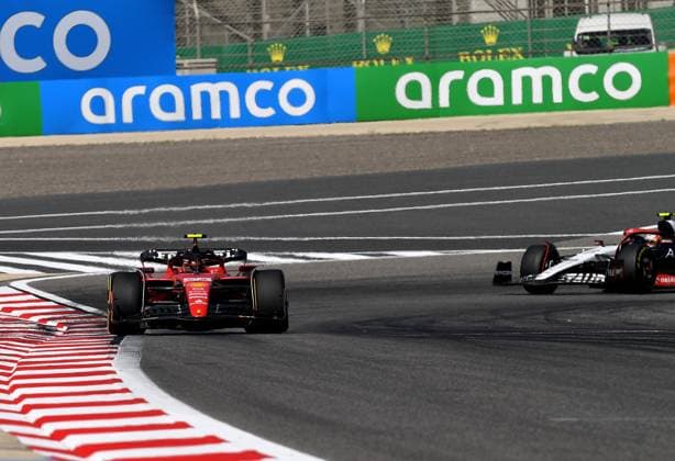 24 02 2023, Bahrain International Circuit, Sakhir, Formula 1 Test Drives in Bahrain 2023 , in picture Carlos Sainz Jr ESP , Scuderia Ferrari, Yuki Tsunoda JPN , Scuderia AlphaTauri Sakhir Bahrain International Circuit Bahrain  eu-images-506
