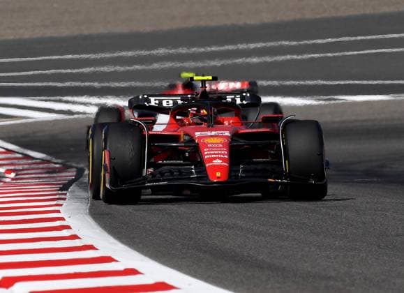 24 02 2023, Bahrain International Circuit, Sakhir, Formula 1 Test Drives in Bahrain 2023 , in picture Carlos Sainz Jr ESP , Scuderia Ferrari, Yuki Tsunoda JPN , Scuderia AlphaTauri Sakhir Bahrain International Circuit Bahrain  eu-images-506