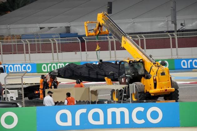 Formula 1 test drives in Bahrain 2023 24 02 2023, Bahrain International Circuit, Sakhir, Formula 1 test drives in Bahrain 2023 , in picture George Russell GBR , Mercedes AMG Petronas Formula One Team has to park his car with hydraulic problems, the car is towed away with a crane truck nordphotoxGmbHx xBratic nph00250