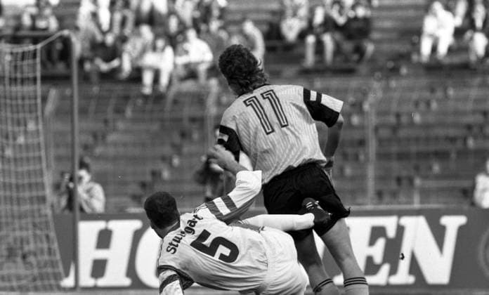 29.02.92 VfB Stuttgart - Dynamo Dresden Deutschland, Stuttgart, 29.02.1992, Fussball, Bundesliga, VfB Stuttgart - Dynamo Dresden (1:1): v.l. Uwe Schneider (VfB Stuttgart), Uwe Jähnig (Dynamo Dresden). *** 29 02 92 VfB Stuttgart Dynamo Dresden Germany, Stuttgart, 29 02 1992, Football, Bundesliga, VfB Stuttgart Dynamo Dresden 1 1 v l Uwe Schneider VfB Stuttgart , Uwe Jähnig Dynamo Dresden