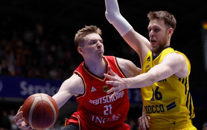 v li Justus Hollatz Germany, 21 and Nicholas Spires Sweden, 16 , 24 02 2023, Germany vs Sweden, FIBA Basketball, World Cup Qualifiers, Germany, Frankfurt, Suewag Energie Arena Copyright: HMBxMedia xHeikoxBecker
