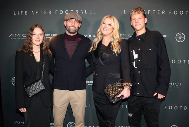23 02 23 Event Life After Football Magazine Amici Stuttgart Germany, Stuttgart, 23 02 2023, Football, Event Life After Football Magazine Amici Stuttgart Kevin Kuranyi 2 v l with wife Viktorija 3 v l , son Karlo 4 v l and daughter Vivien Carmen 1 v l