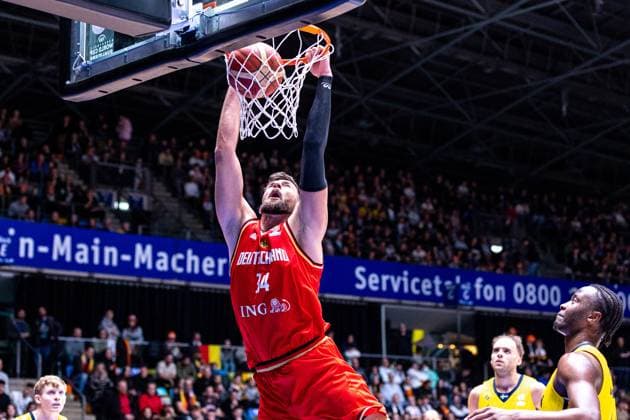Leon Kratzer Germany, 34 , dunking, single image, single photo, portrait, portraet, Germany vs Sweden, basketball, world cup qualification 2023, group J, 24 02 2023 Germany vs Sweden, basketball, world cup qualification 2023, group J, 24 02 2023 Frankfurt Main Copyright: xEibner-Pressefoto G.xSantemizx EP_EER