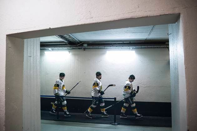 Sport Themen der Woche KW08 230224 Björklövens Elliot Ekmark, Alexander Wiklund och Gerry Fitzgerald innan ishockeymatchen i Hockeyallsvenskan mellan AIK och Björklöven den 24 februari 2023 i Stockholm. *** 230224 Björklövens Elliot Ekmark, Alexander Wiklund and Gerry Fitzgerald before the ice hockey match in the Hockeyallsvenskan between AIK and Björklöven on February 24, 2023 in Stockholm,  Copyright: JONATHANxNÄCKSTRAND BB230224JN087