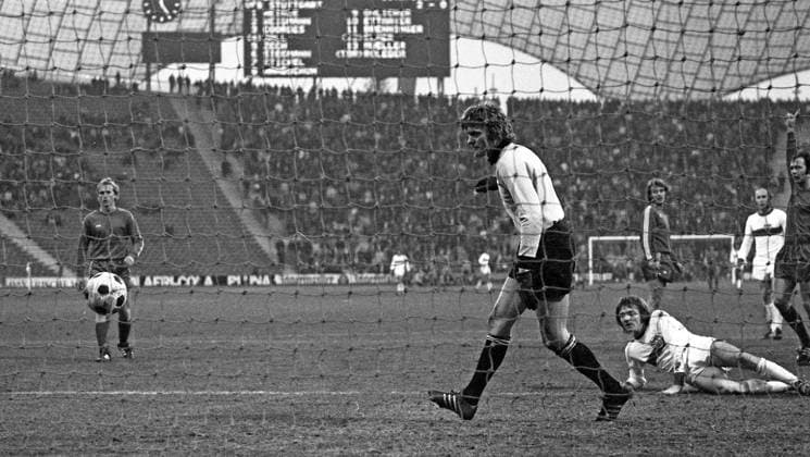27.10.73 FC Bayern München - VfB Stuttgart Deutschland, München, 27.10.1973, Fussball, Bundesliga, FC Bayern München - VfB Stuttgart (3:0): v.l. Sepp Maier (FC Bayern München), Egon Coordes (VfB Stuttgart). *** 27 10 73 FC Bayern München VfB Stuttgart Germany, Munich, 27 10 1973, Football, Bundesliga, FC Bayern München VfB Stuttgart 3 0 v l Sepp Maier FC Bayern München , Egon Coordes VfB Stuttgart