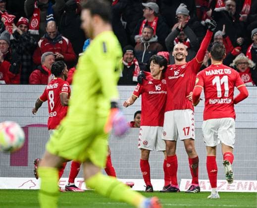 Sport Themen der Woche KW08 Sport Bilder des Tages 24.02.2023, xpsx, Fussball 1.Bundesliga, 1.FSV Mainz 05 - Borussia Moenchengladbach v.l. celebrate the goal, Torjubel zum 3:0 Jae-sung Lee (FSV Mainz 05), Torschütze Ludovic Ajorque (FSV Mainz 05), Marcus Ingvartsen (FSV Mainz 05) (DFL DFB REGULATIONS PROHIBIT ANY USE OF PHOTOGRAPHS as IMAGE SEQUENCES and or QUASI-VIDEO) emspor Mainz *** 24 02 2023, xpsx, Football 1 Bundesliga, 1 FSV Mainz 05 Borussia Moenchengladbach v l celebrate the goal, Goal celebration to 3 0 Jae sung Lee FSV Mainz 05 , Goal scorer Ludovic Ajorque FSV Mainz 05 , Marcus Ingvartsen FSV Mainz 05 DFL DFB REGULATIONS PROHIBIT ANY USE OF PHOTOGRAPHS as IMAGE SEQUENCES and or QUASI VIDEO emspor Mainz