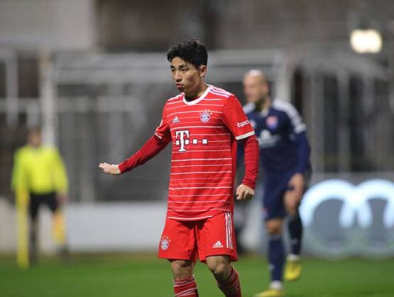 München, Deutschland 24. Februar 2023: Fussball, Herren, Regionalliga Bayern, Saison 2022 2023, FC Bayern München II - SpVgg Unterhaching, Grünwalder Stadion Hyun-ju Lee (FC Bayern München II) streckt den rechten Arm weg *** Munich, Germany 24 February 2023 football, men, Regionalliga Bayern, season 2022 2023, FC Bayern München II SpVgg Unterhaching, Grünwalder Stadion Hyun ju Lee FC Bayern München II stretches away right arm