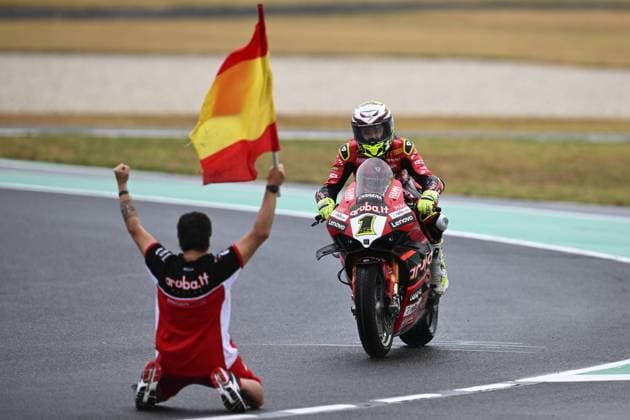 Bilder des Jahres 2023, Sport 02 Februar Sport Themen der Woche KW08 Sport Bilder des Tages SUPERBIKES PHILLIP ISLAND, Spanish rider Alvaro Bautista of Aruba.it Racing Ducati team celebrates winning WorldSBK Race One of the Superbike World Championship, WM, Weltmeisterschaft on Phillip Island, Victoria, Saturday, February 25, 2023. ( NO ARCHIVING, EDITORIAL USE ONLY, NO USE IN BOOKS WITHOUT CONSENT PHILLIP ISLAND VICTORIA AUSTRALIA  Copyright: xJOELxCARRETTx 20230225001768006631