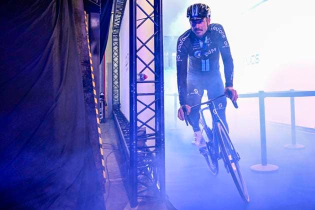 Sport Themen der Woche KW08 Sport Bilder des Tages NINOVE, BELGIUM - FEBRUARY 25 : Degenkolb John (GER) of Team DSM pictured during the Flanders Classics 78th Omloop Het Nieuwsblad cycling race with start in Ghent and finish in Ninove on February 25, 2023 in Ninove, Belgium, 25 02 2023 ( Motordriver Kenny Verfaillie - Omloop Het Nieuwsblad 2023 Cycling Race PhotoNews Panoramic 