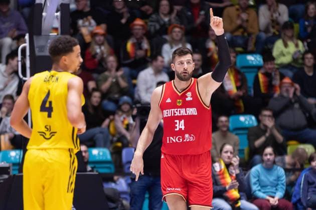 Germany Sweden, World Cup Qualifier Leon Kratzer Germany, 34 , left Charles Barton Sweden, 4 Basketball World Cup qualifying match between Germany and Sweden on February 24, 2023 at Süwag Energie ARENA in Frankfurt am Main , Frankfurt am Main Hesse Germany Süwag Energie ARENA