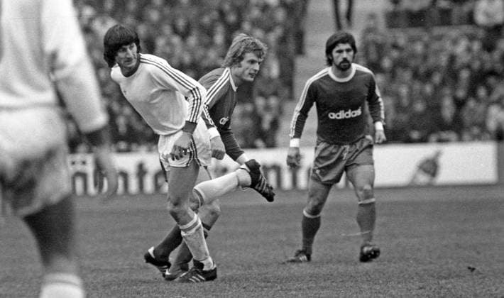 15.02.75 FC Bayern München - VfB Stuttgart Deutschland, München, 15.02.1975, Fussball, Bundesliga, FC Bayern München - VfB Stuttgart (1:1): v.l. Heinz Stickel (VfB Stuttgart), Björn Andersson (FC Bayern München). *** 15 02 75 FC Bayern München VfB Stuttgart Germany, Munich, 15 02 1975, Football, Bundesliga, FC Bayern München VfB Stuttgart 1 1 v l Heinz Stickel VfB Stuttgart , Björn Andersson FC Bayern München