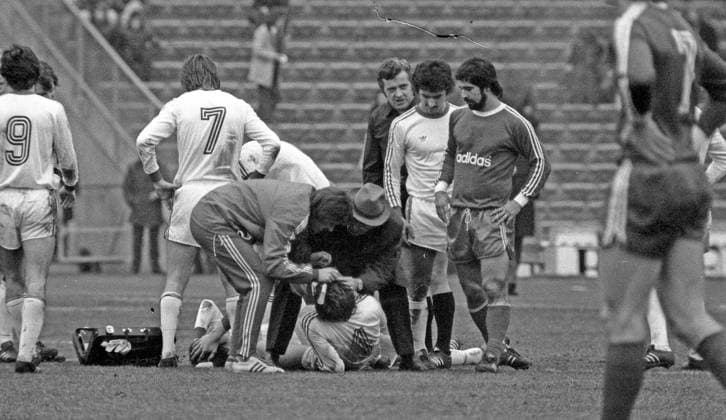 15.02.75 FC Bayern München - VfB Stuttgart Deutschland, München, 15.02.1975, Fussball, Bundesliga, FC Bayern München - VfB Stuttgart (1:1): mi. Albert Sing (Trainer VfB Stuttgart). *** 15 02 75 FC Bayern München VfB Stuttgart Germany, Munich, 15 02 1975, Football, Bundesliga, FC Bayern München VfB Stuttgart 1 1 mi Albert Sing coach VfB Stuttgart