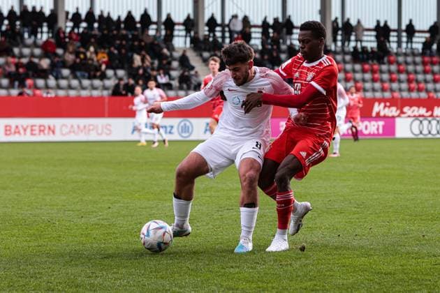 A Junior Bundesliga Sued Suedwest FC Bayern Muenchen U19 FC Augsburg U19 25 02 2023 Romeo IVELJ FCA 8 in duel with Noel ASEKO NKILI FCB 8 Copyright: xBEAUTIFULxSPORTS Goldbergx