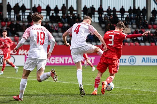 A Junior Bundesliga Sued Suedwest FC Bayern Muenchen U19 FC Augsburg U19 25 02 2023 Jakob REICHENBACH FCA 4 fouls Matteo SCHABLAS FCB 3 in the penalty area Copyright: xBEAUTIFULxSPORTS Goldbergx