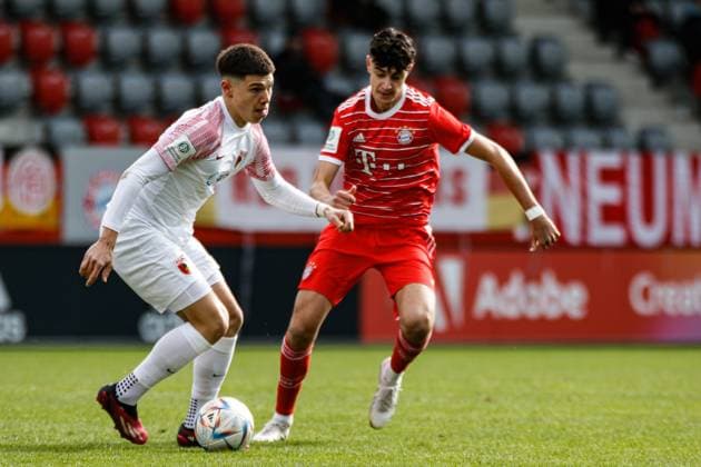 A Junior Bundesliga Sued Suedwest FC Bayern Muenchen U19 FC Augsburg U19 25 02 2023 Mert KOEMUER FCB 20 in duel with Aleksandar PAVLOVIC FCB 6 Copyright: xBEAUTIFULxSPORTS Goldbergx