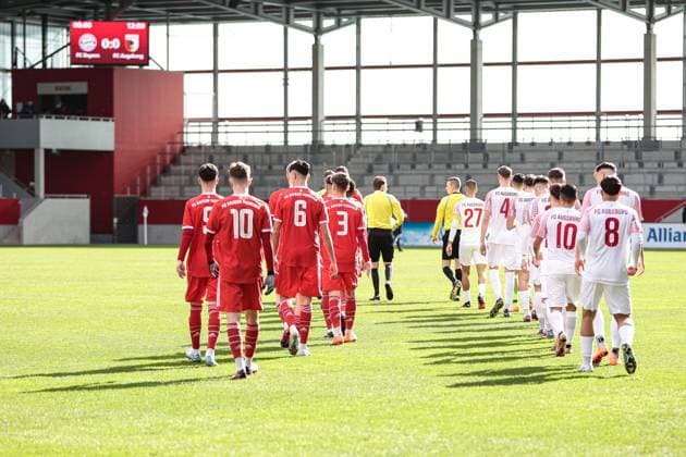 A Junioren Bundesliga Sued Suedwest FC Bayern Muenchen U19 FC Augsburg U19 25 02 2023 The two teams run in together Copyright: xBEAUTIFULxSPORTS Goldbergx