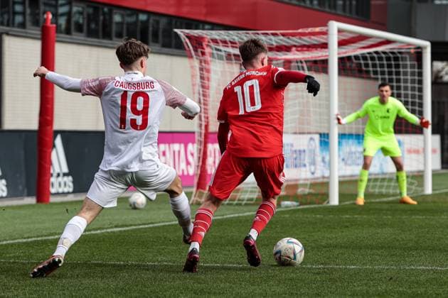 A Junior Bundesliga Sued Suedwest FC Bayern Muenchen U19 FC Augsburg U19 25 02 2023 Simon MUEHLBAUER FCA 10 in duel with Paul WANNER FCB 10 Copyright: xBEAUTIFULxSPORTS Goldbergx