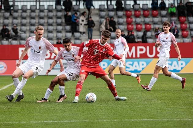 A Junioren Bundesliga Sued Suedwest FC Bayern Muenchen U19 FC Augsburg U19 25 02 2023 Jakob REICHENBACH FCA 4 and Davide Dell ERBA FCA 10 in duel with Luka KLANAC FCB 9 Copyright: xBEAUTIFULxSPORTS Goldbergx