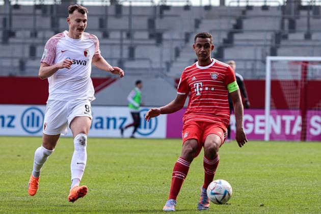 A Junior Bundesliga Sued Suedwest FC Bayern Muenchen U19 FC Augsburg U19 25 02 2023 Alem JAPAUR FCA 9 is late against Tarek BUCHMANN FCB 5 Copyright: xBEAUTIFULxSPORTS Goldbergx