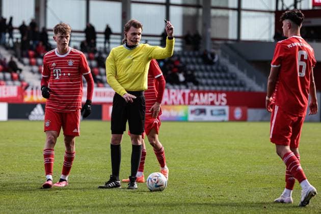 A Junior Bundesliga Sued Suedwest FC Bayern Muenchen U19 FC Augsburg U19 25 02 2023 Referee Paul WERRMANN talking to Aleksandar PAVLOVIC FCB 6 Copyright: xBEAUTIFULxSPORTS Goldbergx