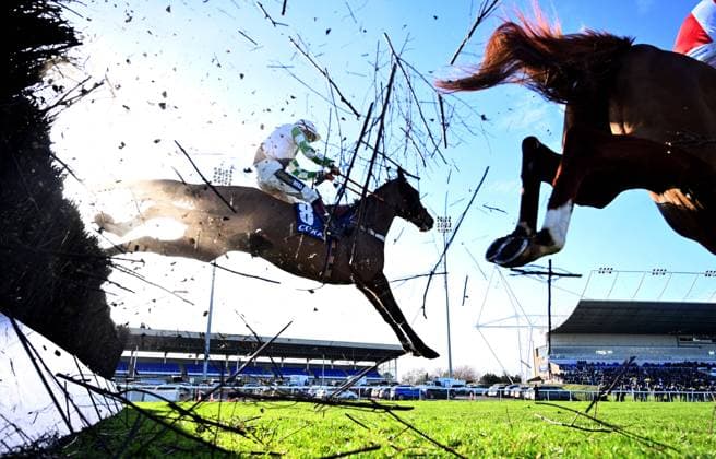 Bilder des Jahres 2023, Sport 02 Februar Sport Themen der Woche KW08 Sport Bilder des Tages Mandatory Credit: Photo by Hugh Routledge Shutterstock (13781409p) (L) Our Power (Sam Twiston-Davies) takes the last before going on to win The CoralTrophy Handicap Steeple Chase from (R) Flegmatik (Harry Skelton). Kempton Park Races, UK - 25 Feb 2023 Kempton Park Races, UK - 25 Feb 2023  Copyright: xHughxRoutledge Shutterstockx 13781409p