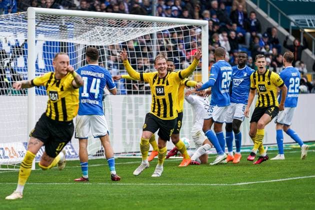 Sport Themen der Woche KW08 Sport Bilder des Tages v.li.: Marius Wolf (BVB, 17), Julian Brandt (BVB, 19), Sebastien Haller (BVB, 9), Nico Schlotterbeck (BVB, 4), Spieler von Borussia Dortmund (BVB 09), jubeln über das Tor zum 0:1, Jubel, Torjubel, Torerfolg, celebrate the goal, goal, celebration, Jubel ueber das Tor, optimistisch, Spielszene, Highlight, Action, Aktion, 25.02.2023, Sinsheim (Deutschland), Fussball, Bundesliga, TSG 1899 Hoffenheim - Borussia Dortmund, DFB DFL REGULATIONS PROHIBIT ANY USE OF PHOTOGRAPHS AS IMAGE SEQUENCES AND OR QUASI-VIDEO. *** v li Marius Wolf BVB, 17 , Julian Brandt BVB, 19 , Sebastien Haller BVB, 9 , Nico Schlotterbeck BVB, 4 , players of Borussia Dortmund BVB 09 , jubilate over the goal to 0 1, jubilation, goal celebration, celebrate the goal, goal, celebration, cheer about the goal, optimistic, game scene, highlight, action, action, 25 02 2023, Sinsheim Germany , football, Bundesliga, TSG 1899 Hoffenheim Borussia Dortmund, DFB DFL REGULATES PROHIBIT ANY USE OF PHOTOGRAPHS AS IMAGE SEQUENCES AND OR QUASI VIDEO xozx