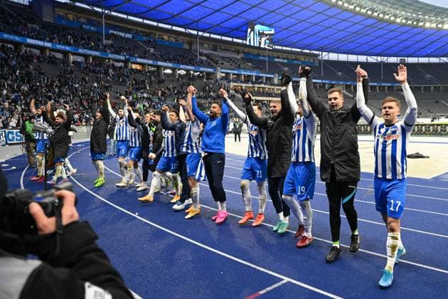 Sport Themen der Woche KW08 Sport Bilder des Tages Fussball, Herren, 1. Bundesliga, Saison 2022 23, (22. Spieltag), Hertha BSC - FC Augsburg, Spieler von Hertha BSC Schlussjubel, jubeln nach dem 2:0-Sieg , 25.02. 2023, *** Football, men, 1 Bundesliga, season 2022 23, 22 matchday , Hertha BSC FC Augsburg, players of Hertha BSC final cheer, cheer after the 2 0 victory , 25 02 2023, Copyright: xMatthiasxKochx