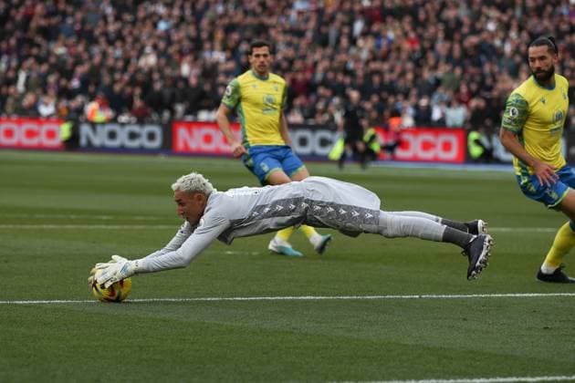 Sport Themen der Woche KW08 Sport Bilder des Tages Nottingham Forest Goalkeeper Keylor Navas makes a save from Danny Ings of West Ham United during the Premier League match between West Ham United and Nottingham Forest at the London Stadium, Queen Elizabeth Olympic Park , London, England on 25 February 2023. Copyright: xKenxSparksx 35950005