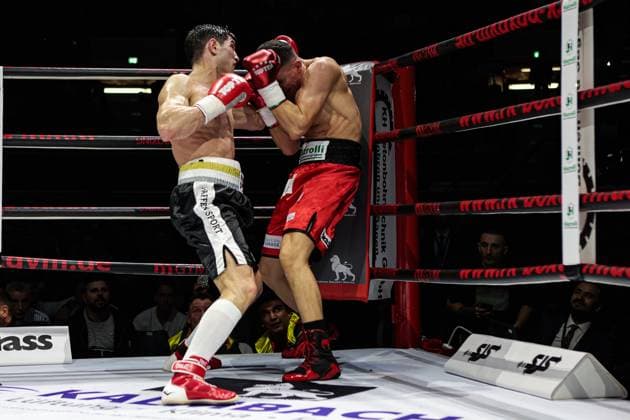 Sport Themen der Woche KW08 Sport Bilder des Tages Profi - Box - Gala Main Event 25.02.2023 Timour NIKARKHOEV (schwarze Hose) in seinem Kampf gegen Robin KRASNIQI (rote Hose) *** Professional Box Gala Main Event 25 02 2023 Timour NIKARKHOEV black pants in his fight against Robin KRASNIQI red pants Copyright: xBEAUTIFULxSPORTS Goldbergx