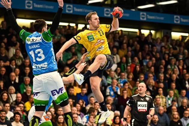 Sport Themen der Woche KW08 Handball I Herren I Saison 2022-2023 I Liqui Moly Handballbundesliga I 21. Spieltag I FRISCH AUF! Göppingen - Rhein-Neckar Löwen I 25.02.2023 Albin Lagergren ( 23, Rhein-Neckar Löwen) in der Luft Göppingen EWS Arena Baden-Württemberg Deutschland *** Handball I Men I Season 2022 2023 I Liqui Moly Handballbundesliga I 21 Matchday I FRISCH AUF Göppingen Rhein Neckar Löwen I 25 02 2023 Albin Lagergren 23, Rhein Neckar Löwen in the air Göppingen EWS Arena Baden Württemberg Germany Copyright: xLobeca Krausex