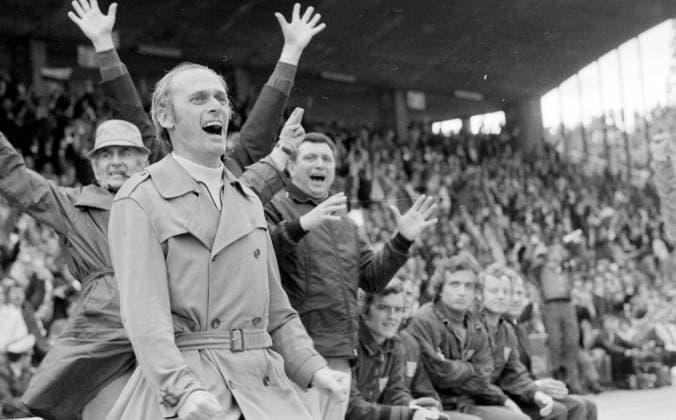 19.06.71 FC Bayern München - 1. FC Köln Deutschland, Stuttgart, 19.06.1971, Fussball, DFB-Pokal Finale, FC Bayern München - 1. FC Köln (2:1 n. V.): v.l. Robert Schwan (Manager FC Bayern München), Udo Lattek (Trainer FC Bayern München). *** 19 06 71 FC Bayern München 1 FC Köln Germany, Stuttgart, 19 06 1971, Football, DFB Pokal Final, FC Bayern München 1 FC Köln 2 1 n V v l Robert Schwan Manager FC Bayern München , Udo Lattek Coach FC Bayern München