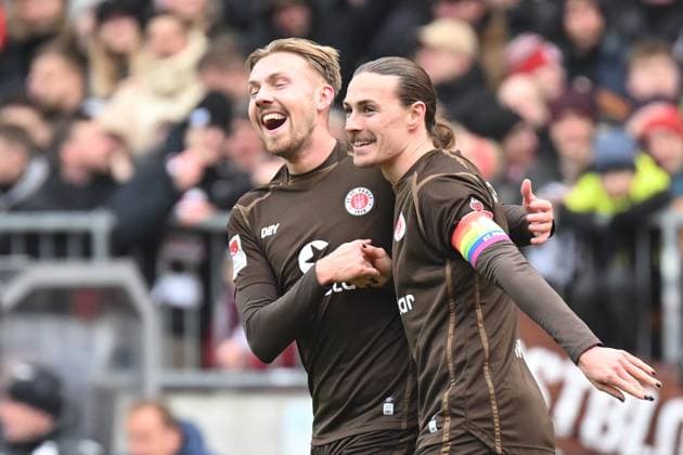 Sport Themen der Woche KW08 Sport Bilder des Tages Fußball I Herren I 2022-2023 I 2. Bundesliga I 22. Spieltag I FC St. Pauli - F.C. Hansa Rostock I 26.2.2023 Lukas Daschner (13, FC St. Pauli) jubelt mit Jackson Irvine (7, FC St. Pauli) Hamburg Millerntor Stadion Hamburg Deutschland *** Soccer I Men I 2022 2023 I 2 Bundesliga I 22 Matchday I FC St Pauli F C Hansa Rostock I 26 2 2023 Lukas Daschner 13, FC St Pauli cheers with Jackson Irvine 7, FC St Pauli Hamburg Millerntor Stadion Hamburg Germany Copyright: xLobeca AndreasxHannigx
