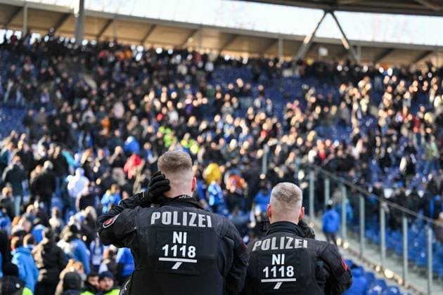 Sport Themen der Woche KW08 Sport Bilder des Tages GER, 2.FBL, 2.Liga, Hannover 96 - 1.FC Magdeburg 26.02.2023, Heinz von Heiden Arena , Hannover , GER, 2.FBL, 2.Liga, Hannover 96 - 1.FC Magdeburg im Bild picture shows Polizeieinsatz an der Grenze zum Gästeblock. *** GER, 2 FBL, 2 Liga, Hannover 96 1 FC Magdeburg 26 02 2023, Heinz von Heiden Arena , Hannover , GER, 2 FBL, 2 Liga, Hannover 96 1 FC Magdeburg in picture shows police action at the border of the guest block nordphotoxGmbHx xTeresaxKroeger nordphoto00008