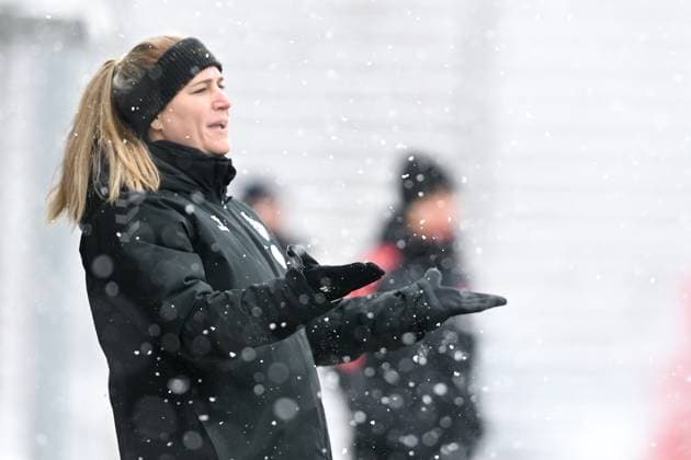 Coach Stephanie Caspari Cologne gives instructions, gestures, gesticulate with arms, gives instructions, gesticulate single image, action, action, 26 02 2023, Munich Germany , Football,2 Women Bundesliga, FC Bayern Munich II 1 FC Cologne II, DFB DFL REGULATIONS PROHIBIT ANY USE OF PHOTOGRAPHS AS IMAGE SEQUENCES AND OR QUASI VIDEO xslx