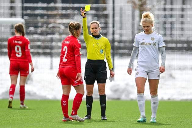 Julia Boike referee shows Antonia Langshausen Cologne, 2 the yellow card, warning, yellow card, 26 02 2023, Munich Germany , Football,2 Women Bundesliga, FC Bayern Munich II 1 FC Cologne II, DFB DFL REGULATIONS PROHIBIT ANY USE OF PHOTOGRAPHS AS IMAGE SEQUENCES AND OR QUASI VIDEO xslx