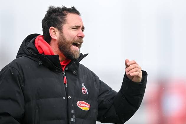 Coach Sebastian Middeke Cologne gives instructions, gestures, gesticulate with arms, gives instructions, gesticulate single image, action, action, 26 02 2023, Munich Germany , Football,2 Women Bundesliga, FC Bayern München II 1 FC Köln II, DFB DFL REGULATIONS PROHIBIT ANY USE OF PHOTOGRAPHS AS IMAGE SEQUENCES AND OR QUASI VIDEO xslx