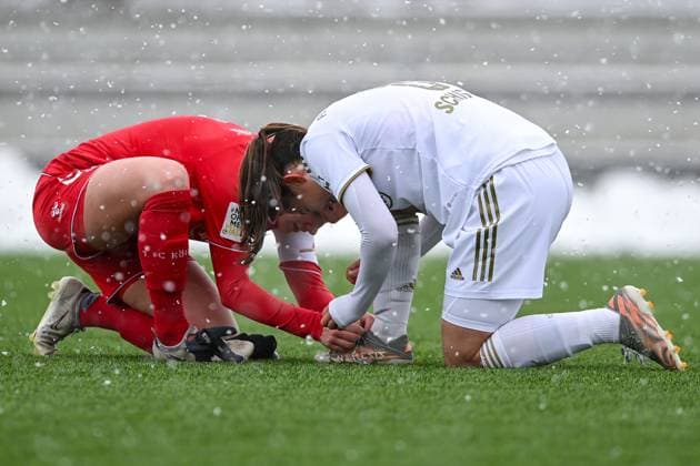 Sport Themen der Woche KW08 Sport Bilder des Tages v.li.: Laura Vogt (Köln, 8) bindet Amelie Schuster (FCB, 8) die Schuhe auf dem Feld, 26.02.2023, München (Deutschland), Fussball,2. Frauen-Bundesliga, FC Bayern München II - 1. FC Köln II, DFB DFL REGULATIONS PROHIBIT ANY USE OF PHOTOGRAPHS AS IMAGE SEQUENCES AND OR QUASI-VIDEO. *** v li Laura Vogt Cologne, 8 ties Amelie Schuster FCB, 8 the shoes on the field, 26 02 2023, Munich Germany , Football,2 Women Bundesliga, FC Bayern Munich II 1 FC Cologne II, DFB DFL REGULATIONS PROHIBIT ANY USE OF PHOTOGRAPHS AS IMAGE SEQUENCES AND OR QUASI VIDEO xslx
