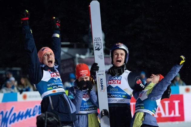 Bilder des Jahres 2023, Sport 02 Februar Sport Themen der Woche KW08 Sport Bilder des Tages Weltmeister Karl Geiger (Deutschland), Selina Freitag (Deutschland), Andreas Wellinger (Deutschland), Katharina Althaus (Deutschland) jubeln im Ziel ueber den Sieg, SLO, FIS Nordische Ski Weltmeisterschaft Planica 2023, WM Skispringen Mixed Team HS102 Normalschanze, 26.02.2023, Saison 2022 2023 SLO, FIS Nordische Ski Weltmeisterschaft Planica 2023, 26.02.2023, Saison 2022 2023 Planica *** World champion Karl Geiger Germany , Selina Freitag Germany , Andreas Wellinger Germany , Katharina Althaus Germany jubilate over victory at the finish line, SLO, FIS Nordic World Ski Championships Planica 2023, World Ski Jumping Championships Mixed Team HS102 Normal Hill, 26 02 2023, Season 2022 2023 SLO, FIS Nordic World Ski Championships Planica 2023, 26 02 2023, Season 2022 2023 Planica Copyright: xEibner Memmlerx EP_MMR