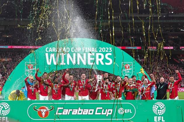 Sport Themen der Woche KW08 Sport Bilder des Tages Carabao Cup Final Manchester United, ManU v Newcastle United Bruno Fernandes 8 and Harry Maguire 5 of Manchester United lifts the Carabao Cup Trophy during the Carabao Cup Final match Manchester United vs Newcastle United at Wembley Stadium, London, United Kingdom, 26th February 2023 (Photo by Mark Cosgrove News Images) Copyright: xMarkxCosgrove NewsxImagesx